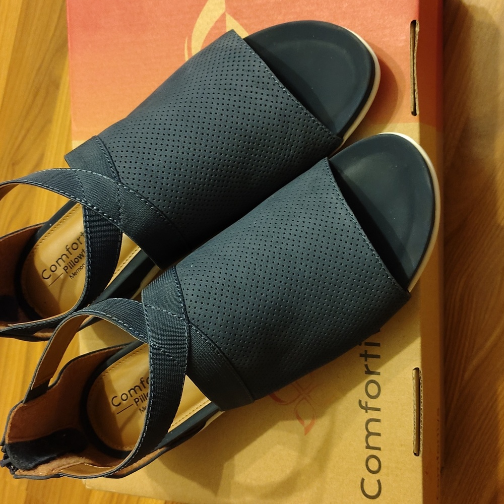 NEW IN BOX COMFORTIVA WEDGES 8.5W